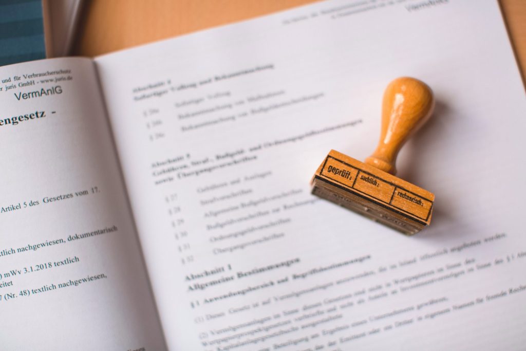 braunes Holzhandwerkzeug auf weißem Druckerpapier